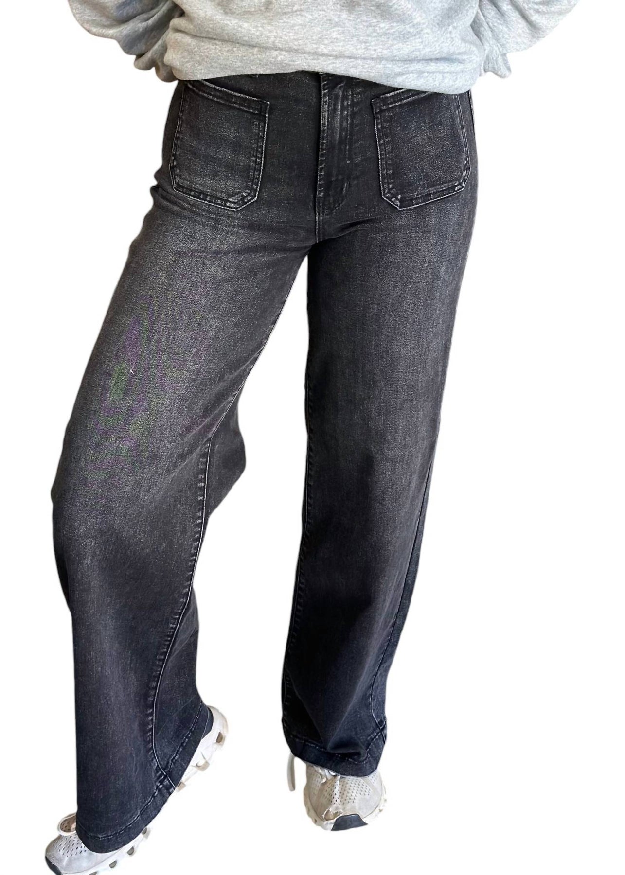 Flare-Jeans mit kleinen aufgesetzten Taschen – Schwarz