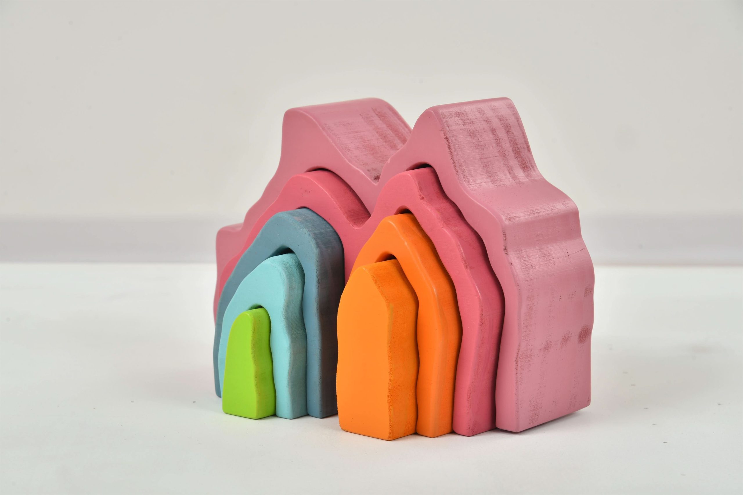 Holz-Stapelspielzeug mit Berg- und Regenbogen-Puzzleblöcken