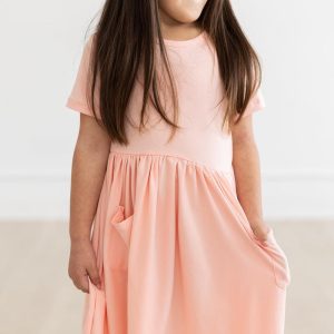Kleid mit schwingendem Rock – Taschen, Pfirsichfarben, Kurzarm