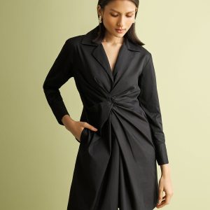 Schwarzes Kleid mit gedrehtem Frontdetail