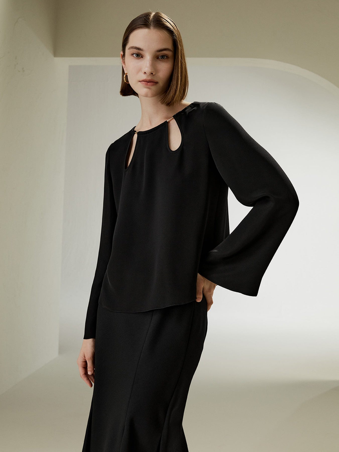 Parisian Droplet Cut-Out Bluse