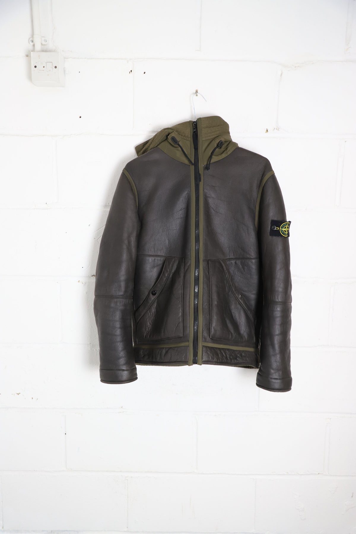 Stone Island Kapuzenjacke mit vorderem Reißverschluss aus braunem Schafsleder