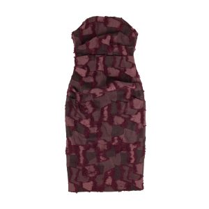 Kastanienbraunes trägerloses Kleid mit Patchdetails