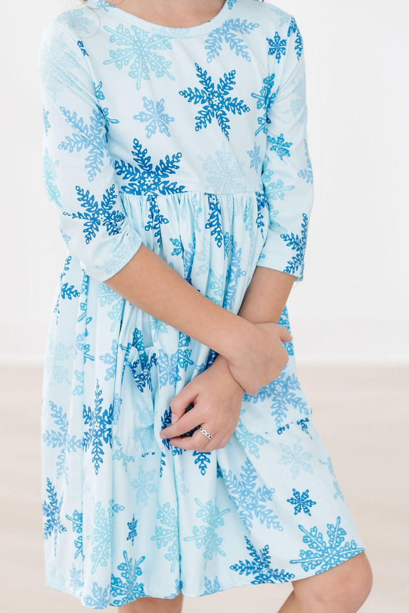 Wonderland Kleid mit schwingendem Rock – Taschen, Winter
