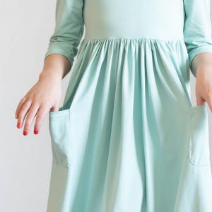 Sage 3/4 Kleid mit schwingendem Rock – Taschen