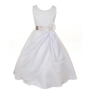 Festliches Mädchenkleid aus mattem Satin mit Paillettenblumen – Weiß/Silberfarben, 2–6