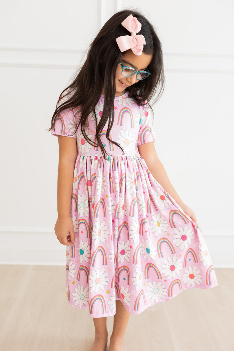 Rainbow Daisies Kleid mit schwingendem Rock – Kurzarm