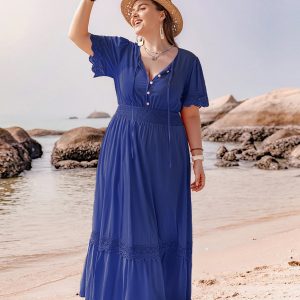 Kurzärmeliges Maxikleid in großen Größen mit Spitzendetail und Bindekragen