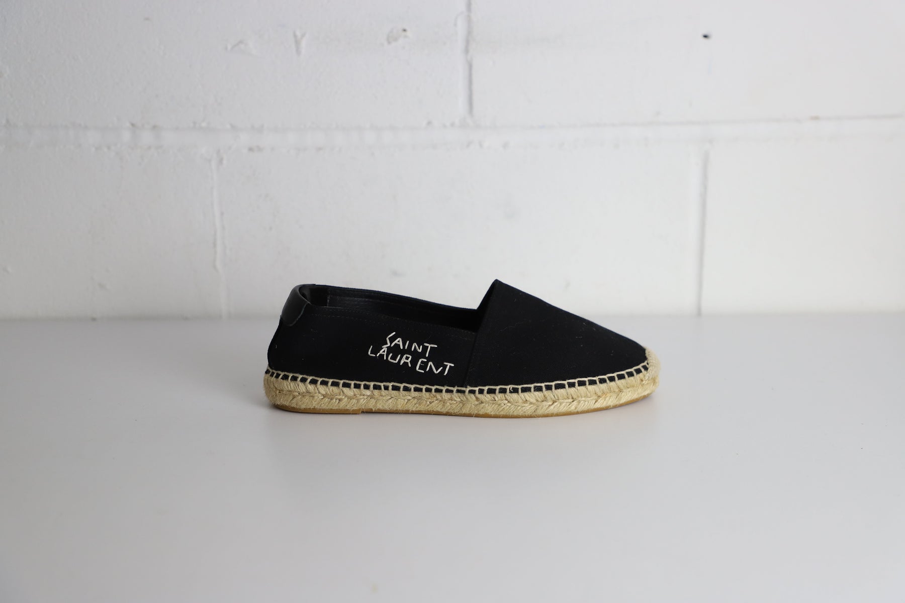 Saint Laurent flache Canvas-Espadrilles mit gesticktem Logo in Schwarz