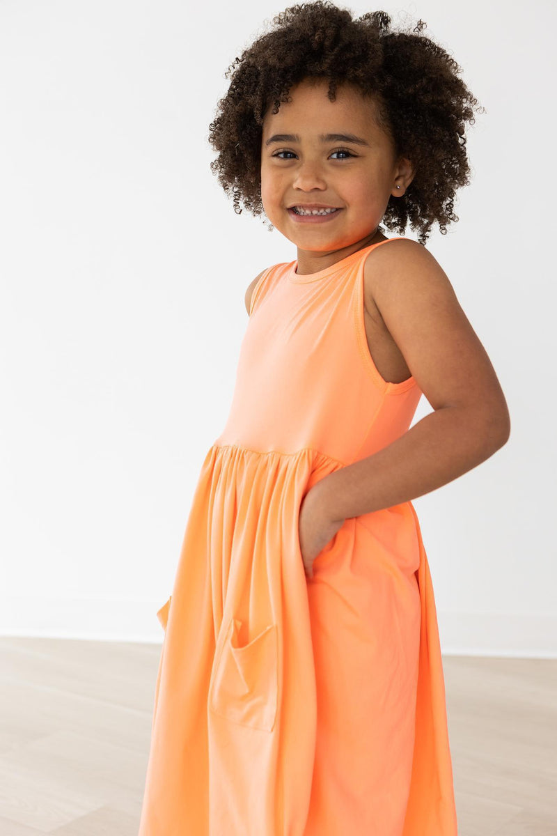 Neon Tank Kleid mit schwingendem Rock – Taschen, Koralle