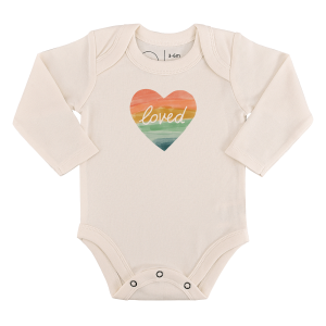 Langärmeliger Baby-Body mit Grafikmotiv „Loved Rainbow Heart“