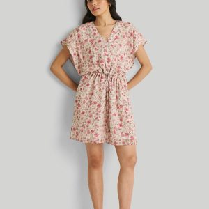 Locker geschnittenes Kleid mit Blumenmuster und Tunnelzug