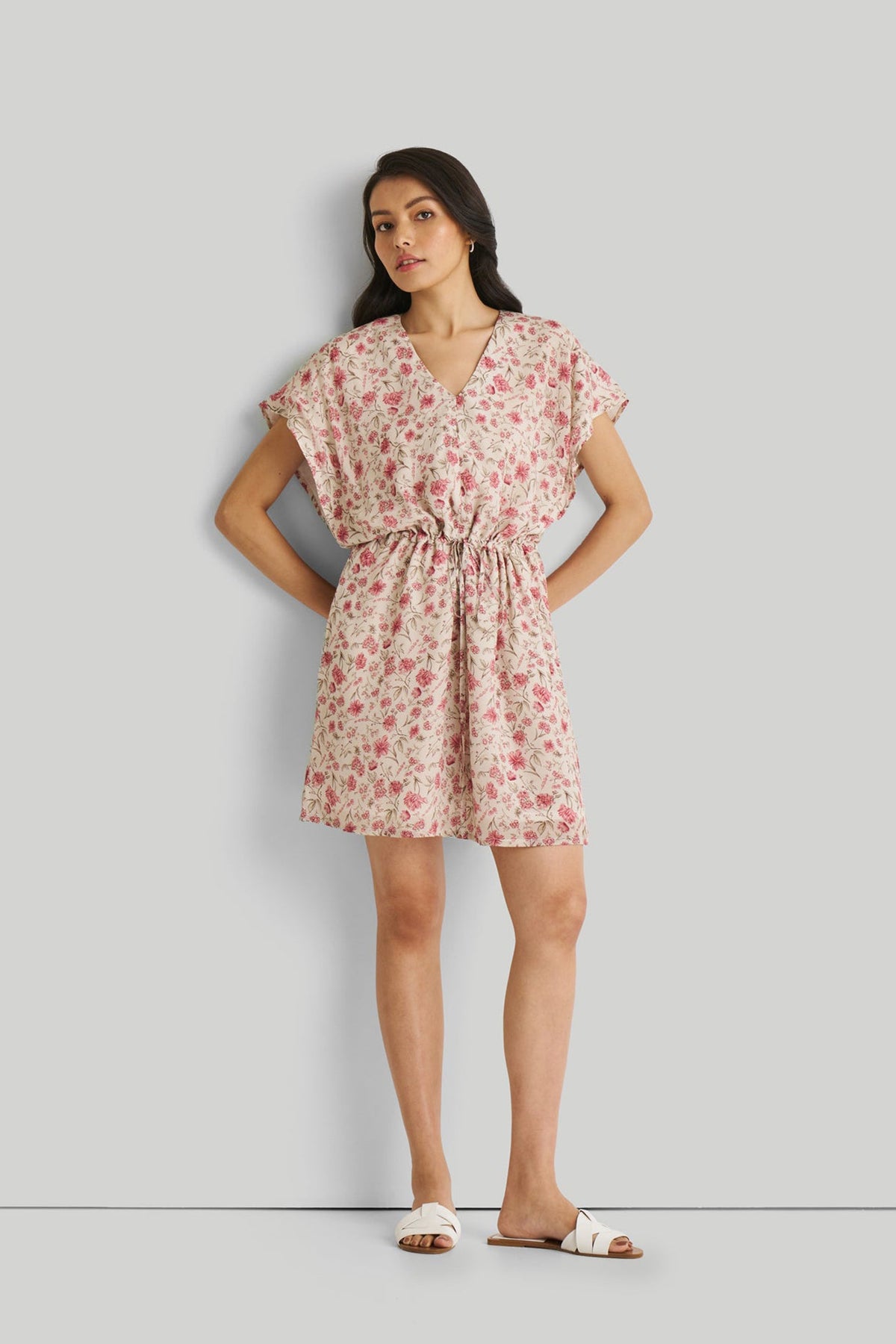 Locker geschnittenes Kleid mit Blumenmuster und Tunnelzug