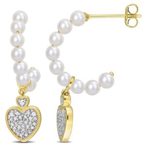 Mimi & Max herzförmige Hängeohrringe mit Süßwasser-Zuchtperlen, 3,5–4 mm, und Diamantakzent aus 10 K Gelbgold