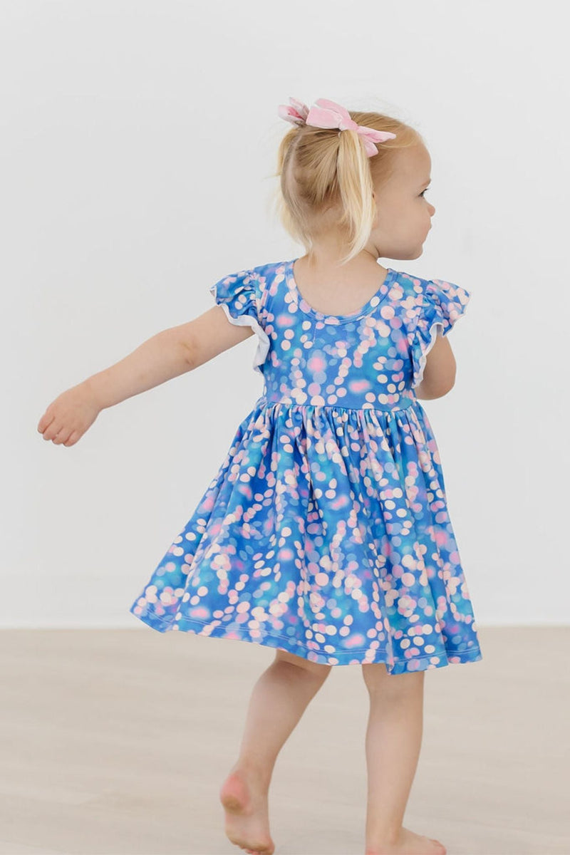 Shine Kleid mit schwingendem Rock – Flügelärmel, Schimmer