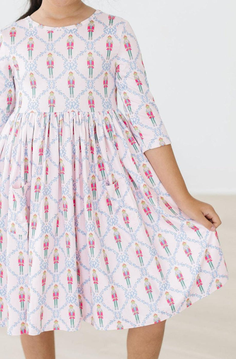 Nutcracker Kleid mit schwingendem Rock – 3/4-Ärmel, Taschen, Rosa
