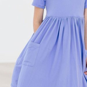 Periwinkle Kleid mit schwingendem Rock – Taschen, Kurzarm