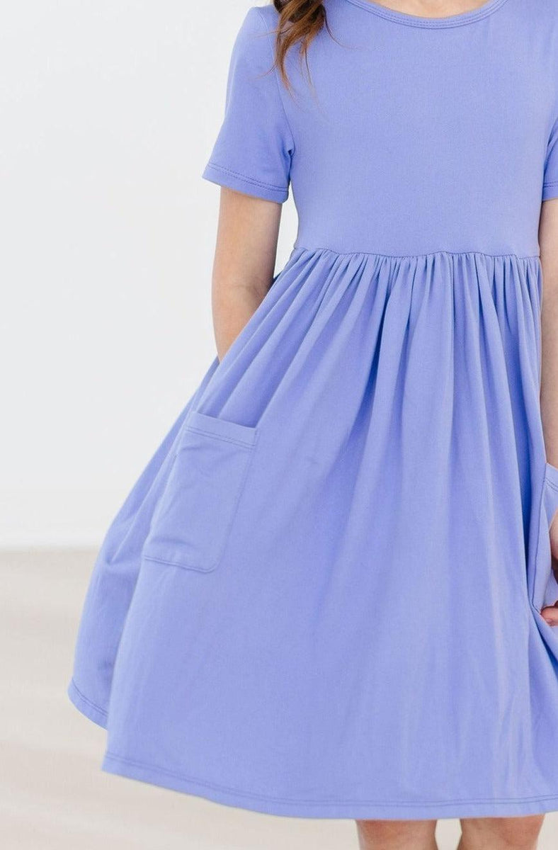 Periwinkle Kleid mit schwingendem Rock – Taschen, Kurzarm