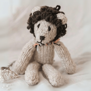 Gestricktes Kuscheltier aus Wolle – Lionel der Löwe