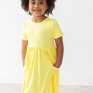Kleid mit schwingendem Rock – Taschen, Gelb, Kurzarm