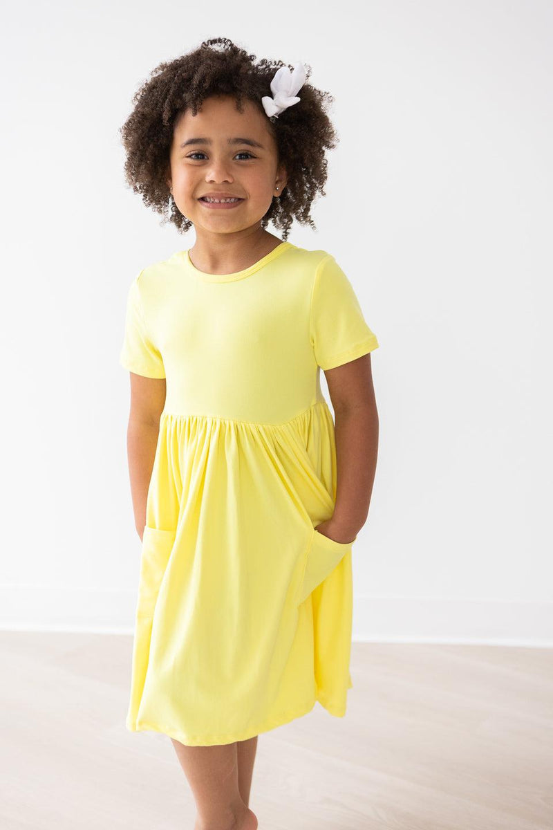 Kleid mit schwingendem Rock – Taschen, Gelb, Kurzarm