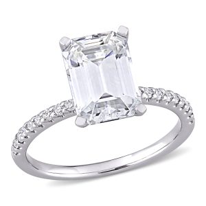 Mimi & Max Verlobungsring aus 10-karätigem Weißgold mit synthetischem Moissanit im Smaragdschliff – 3 1/5 ct DEW