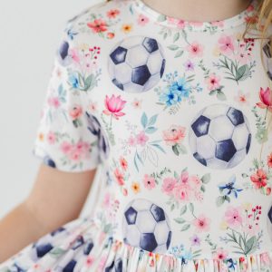 Soccer Sweetie Kleid mit schwingendem Rock – Taschen, Kurzarm