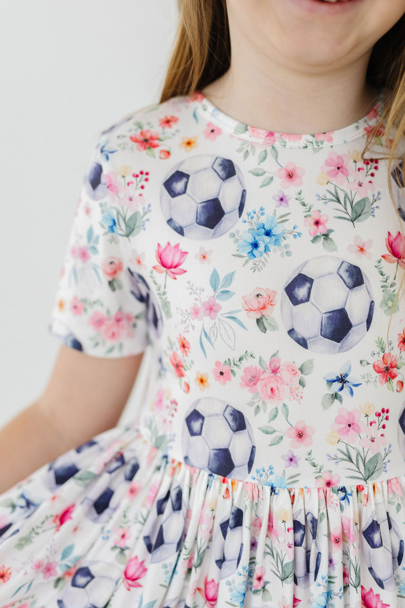 Soccer Sweetie Kleid mit schwingendem Rock – Taschen, Kurzarm