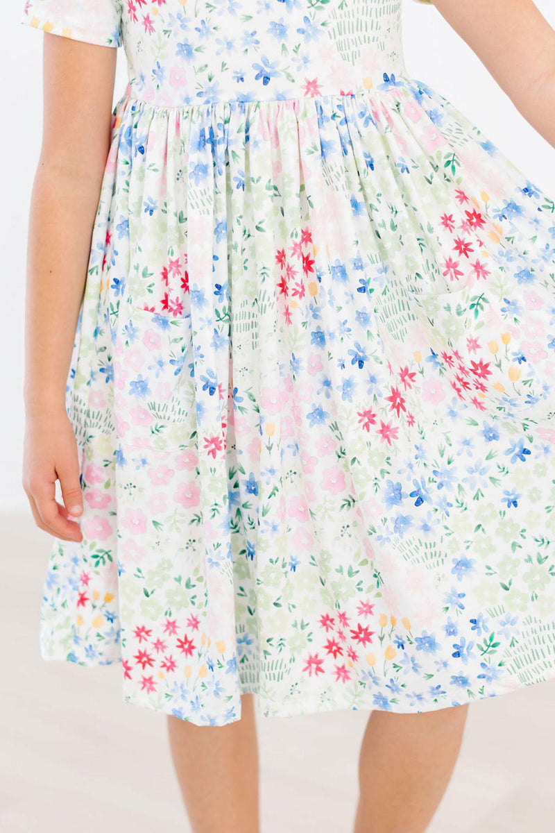 Sunshine Meadows Kleid mit schwingendem Rock – Taschen, Kurzarm