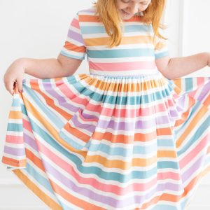 Kleid mit schwingendem Rock – Streifenmuster, Taschen, Frühling, Kurzarm