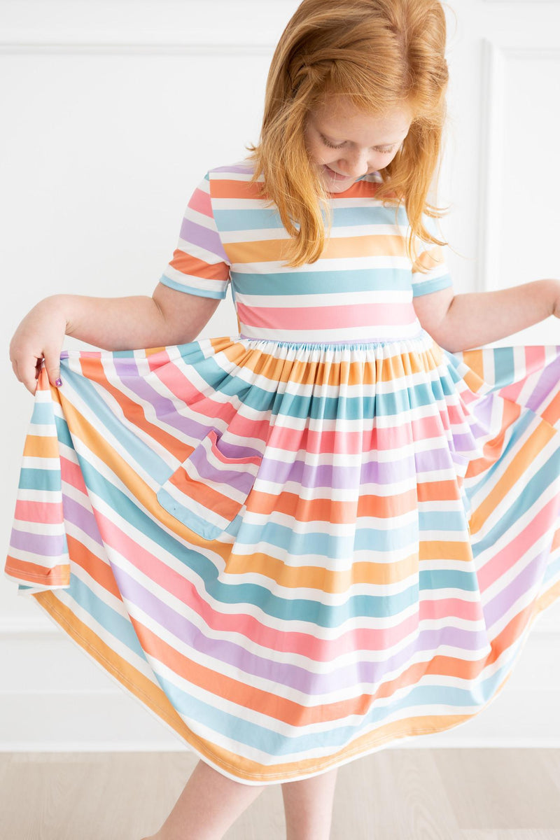 Kleid mit schwingendem Rock – Streifenmuster, Taschen, Frühling, Kurzarm