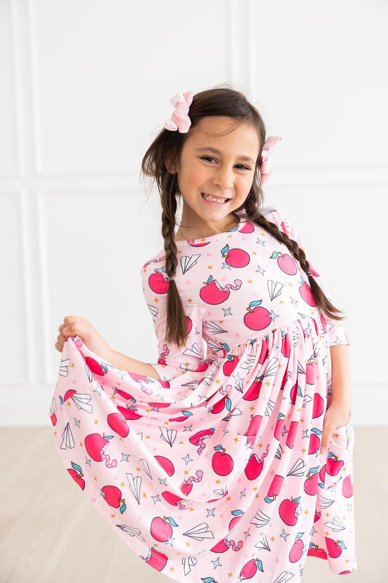 Star Student Kleid mit schwingendem Rock – Taschen