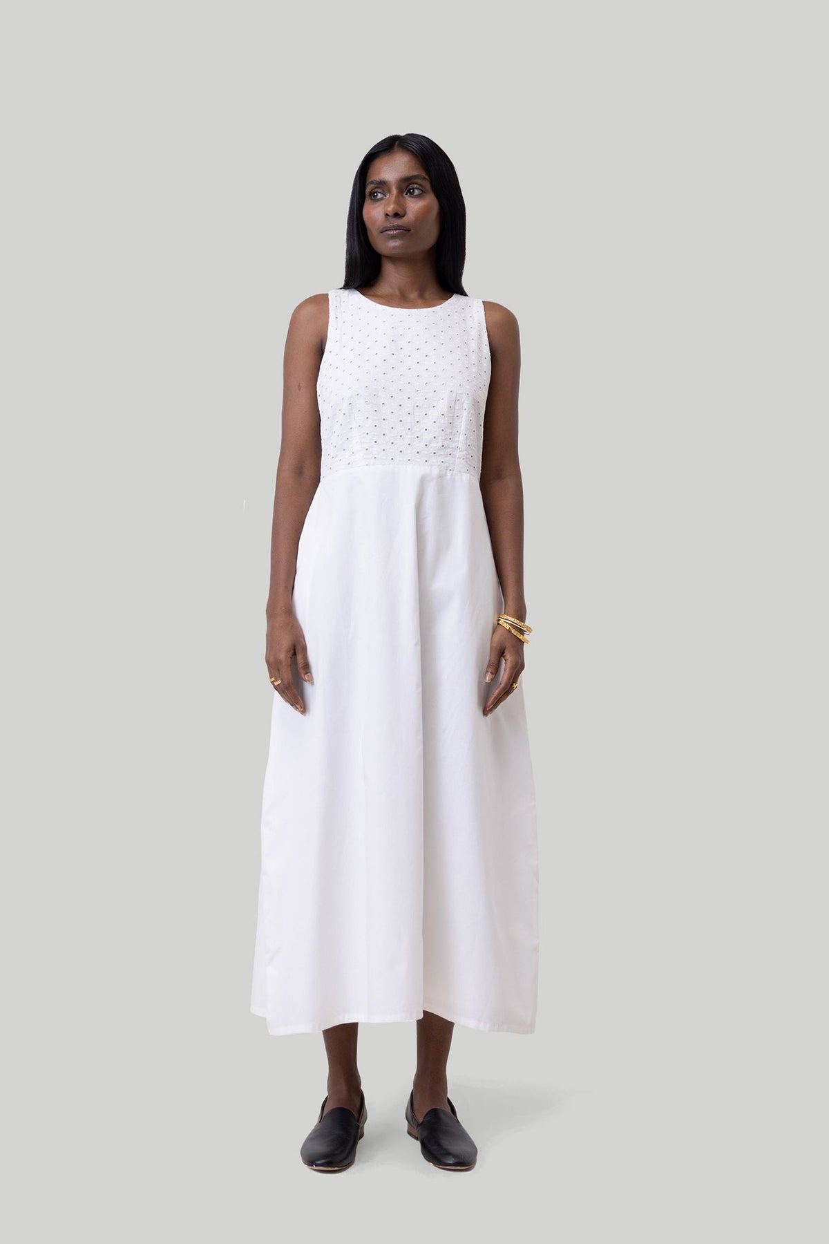 Midikleid mit gekreuztem Rücken und Lochstickerei – 7784969175100