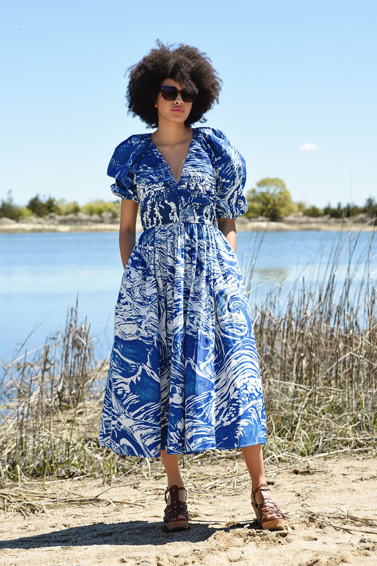 Midikleid aus Taft mit blauem Druck