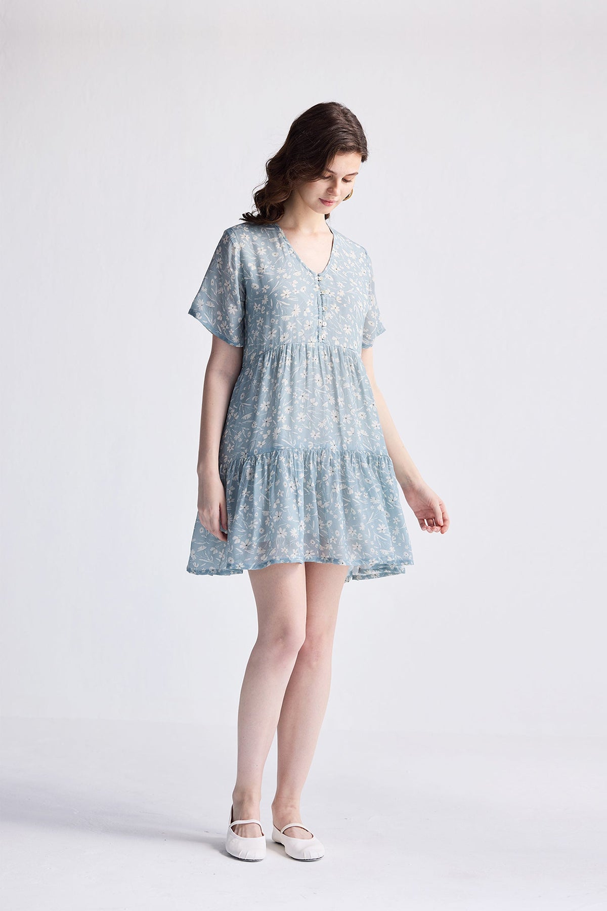 Kurzes gestuftes Kleid mit Blumenmuster – Hellblau