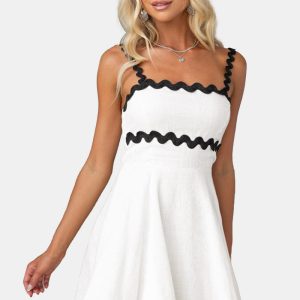Minikleid mit Kontrastbesatz und eckigem Ausschnitt