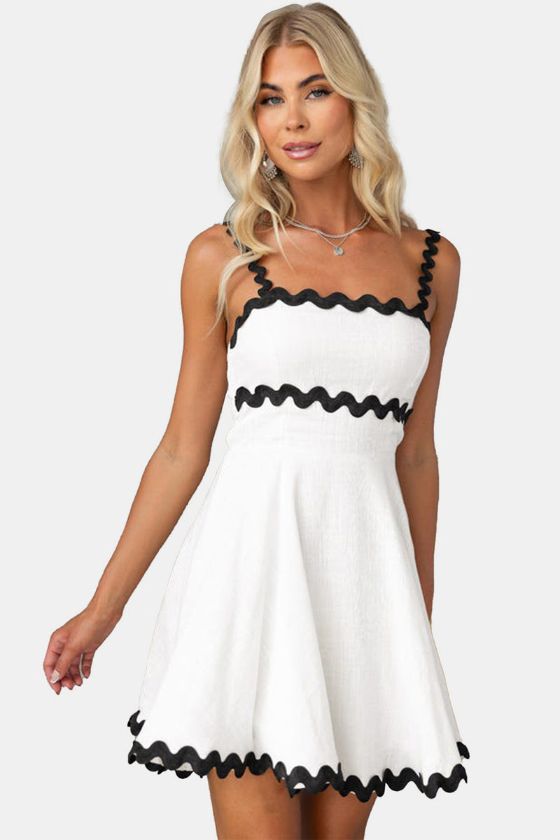 Minikleid mit Kontrastbesatz und eckigem Ausschnitt