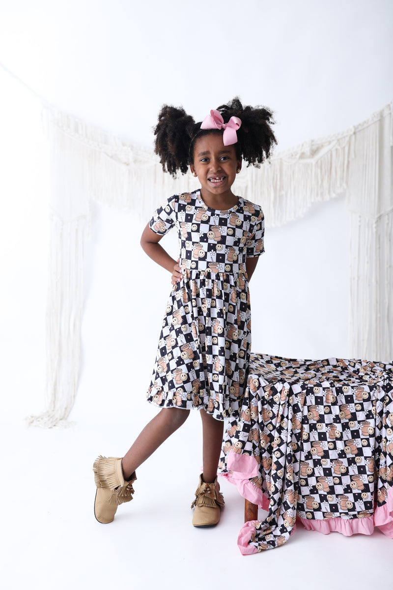 SMILEY CUP OF CHECKERS Dream-Kleid mit Rüschen