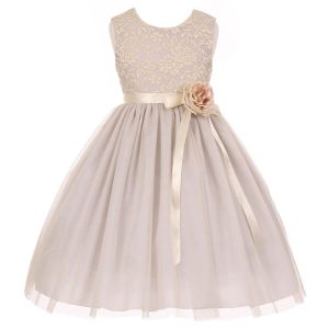 Silberfarbenes Kleid für junge Brautjungfern aus Spitze und Tüll mit Satinbindegürtel und Blumenanstecker, Größen 8–14
