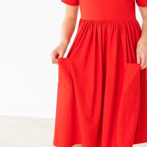 Kleid mit schwingendem Rock – Taschen, Kurzarm, Rot