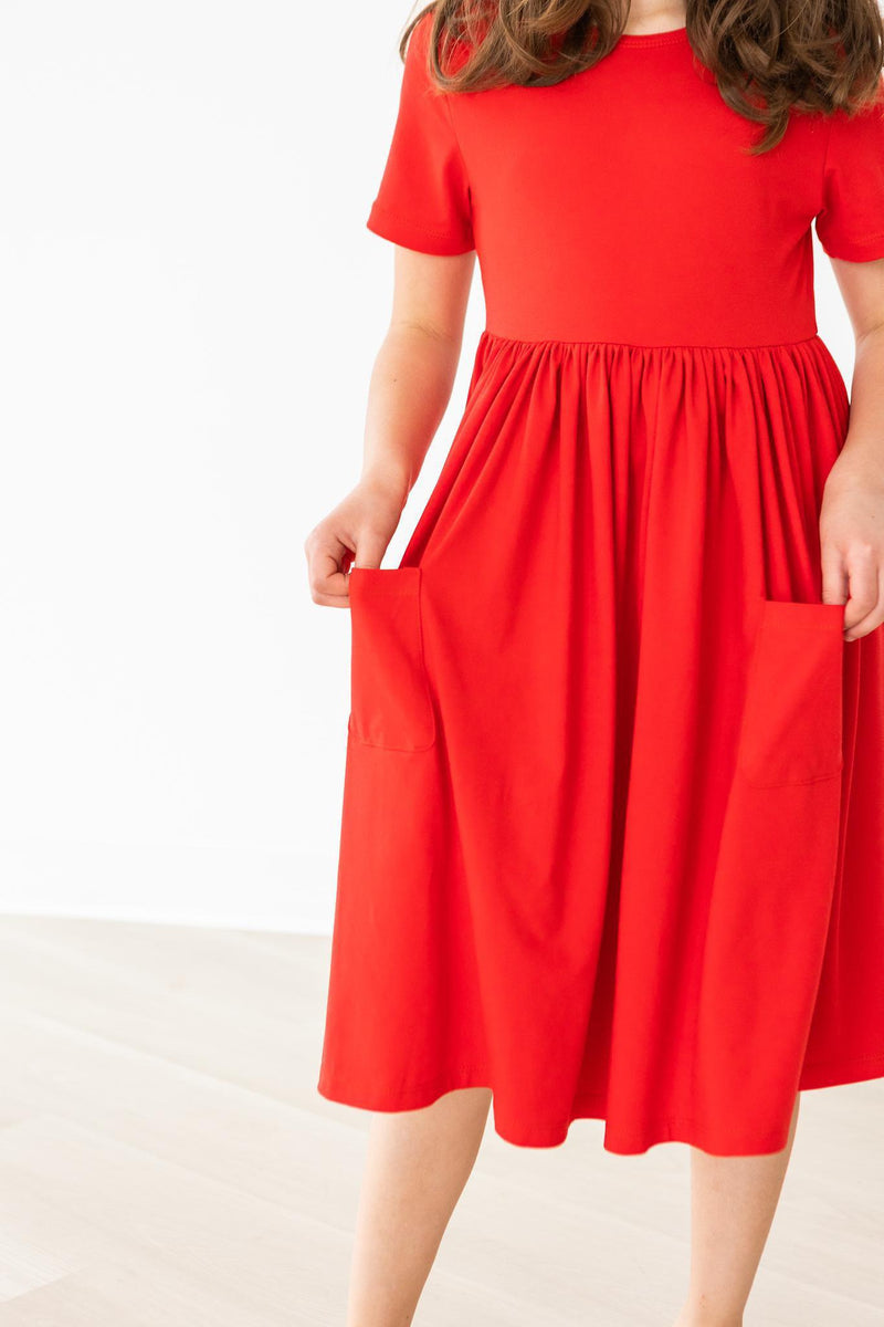 Kleid mit schwingendem Rock – Taschen, Kurzarm, Rot