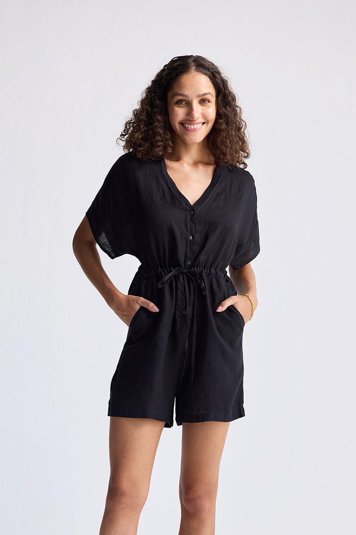 Kurzer Jumpsuit mit V-Ausschnitt und Tunnelzug – Schwarz