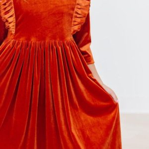 Pumpkin Spice Kleid mit schwingendem Rock – Samt, Rüschen