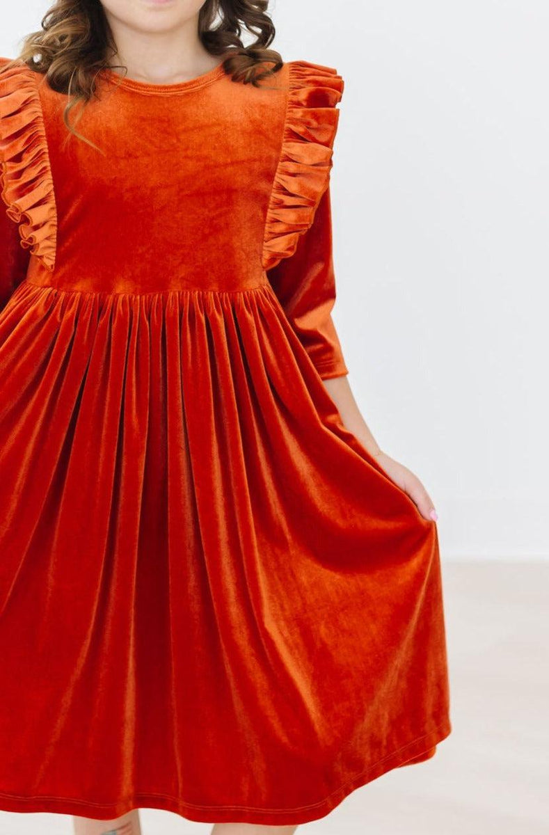 Pumpkin Spice Kleid mit schwingendem Rock – Samt, Rüschen