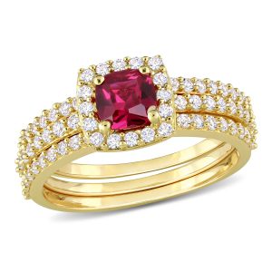 Mimi & Max 1 1/2ct TGW Brautset aus drei Ringen – synthetischer weißer Saphir, synthetischer Rubin, Silber, Gelb