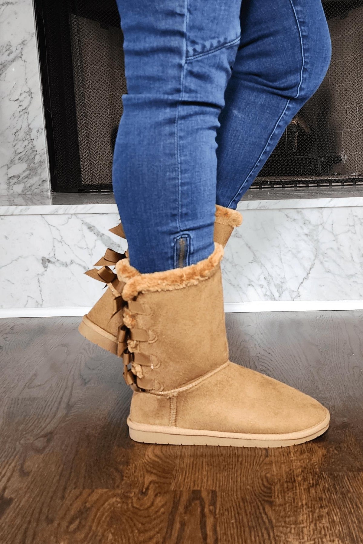 Kunstfellstiefel mit Schleifendetail in Hellbraun