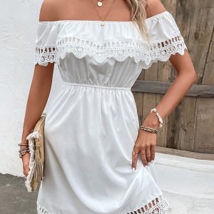 Schulterfreies gerafftes Kleid mit Spitzendetail