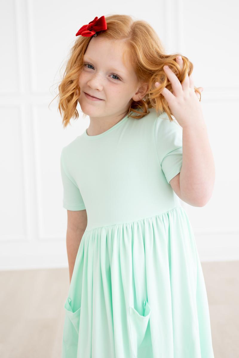 Kleid mit schwingendem Rock – Taschen, Pastellfarben, Grün, Kurzarm