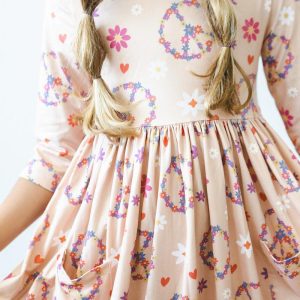 Child Kleid mit schwingendem Rock – 3/4-Ärmel, Blumenmotiv, Taschen