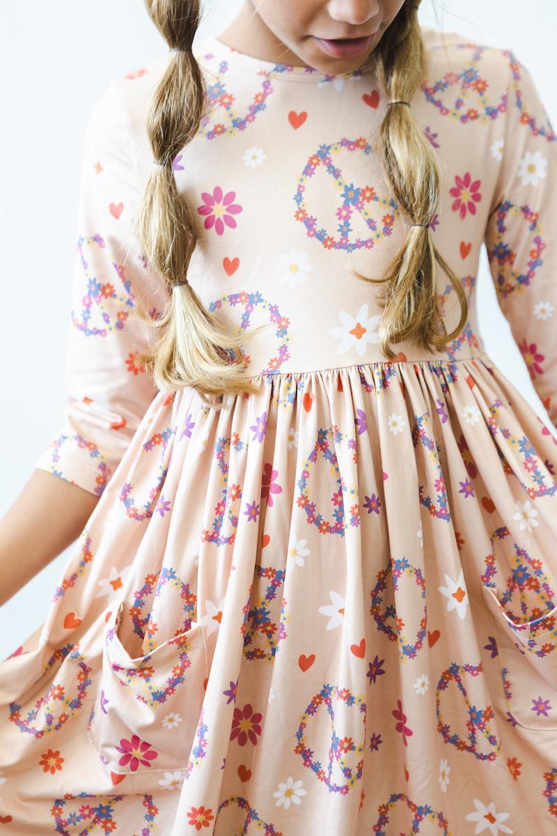 Child Kleid mit schwingendem Rock – 3/4-Ärmel, Blumenmotiv, Taschen